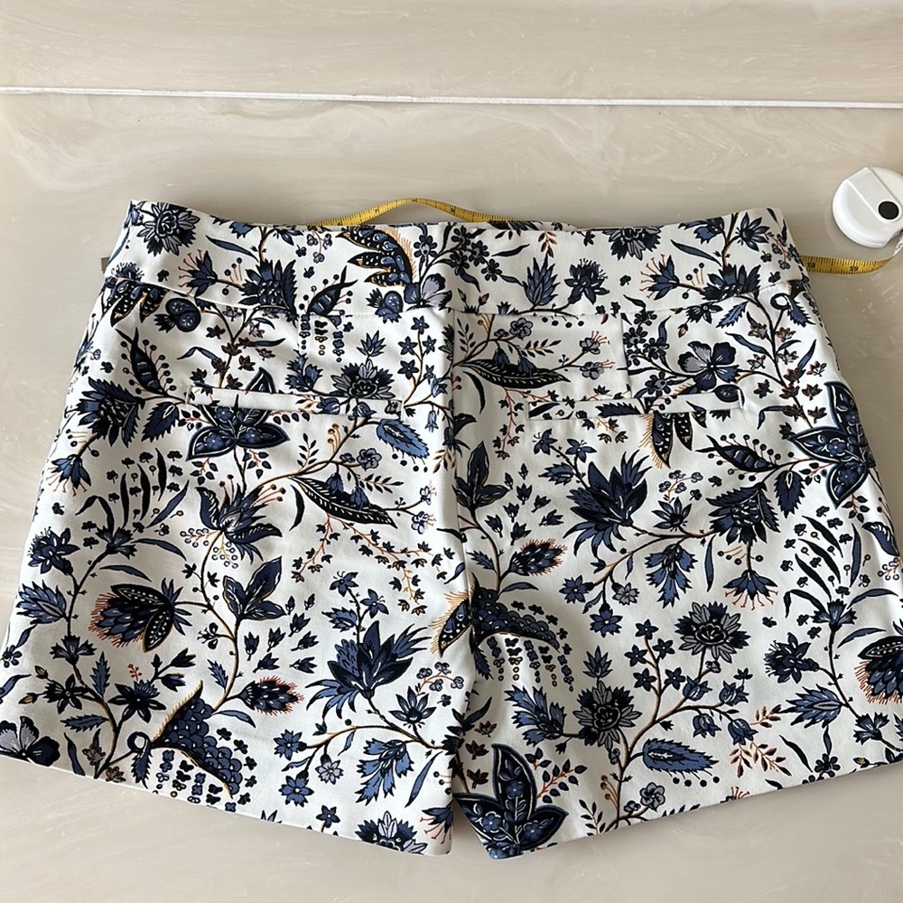 Loft SHORTS White blue flowers SZ 6 4” inseam zipper clasp button short QUALITY - Picture 2 of 15